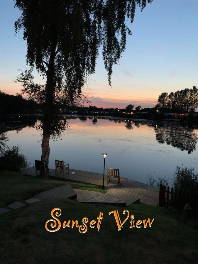 Tattershall Lakes Sunset View Caravan Lakeside, Hot Tub, Garden, Private Fishing Peg & Wifi Экстерьер фото
