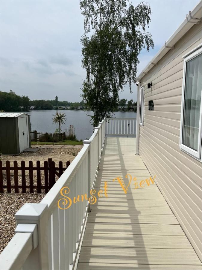 Tattershall Lakes Sunset View Caravan Lakeside, Hot Tub, Garden, Private Fishing Peg & Wifi Экстерьер фото