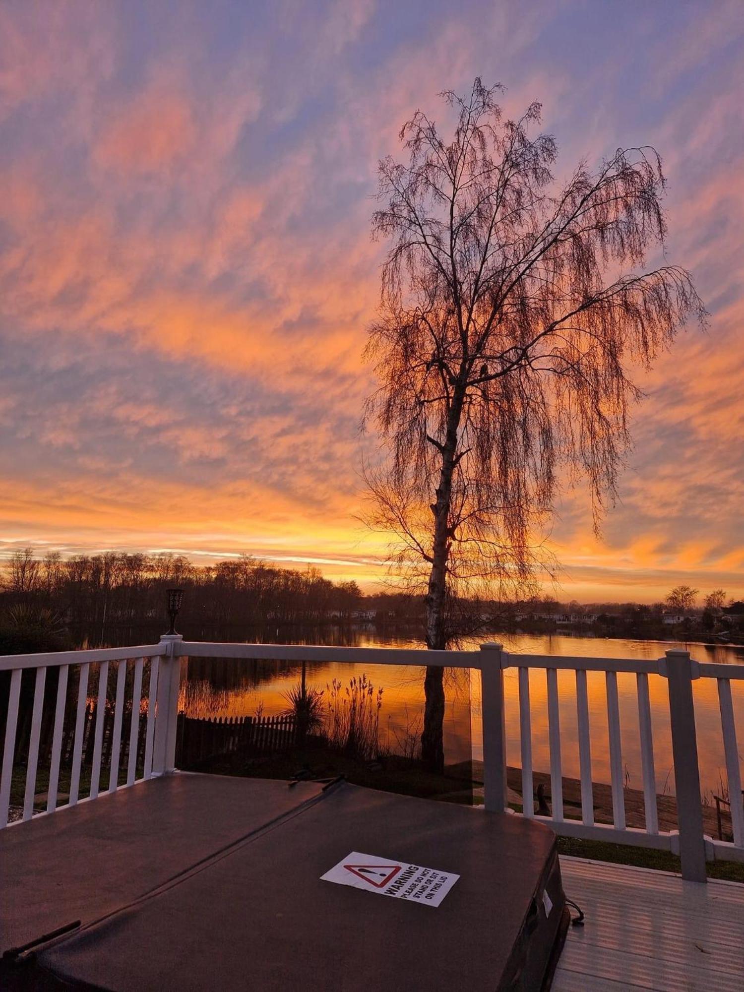 Tattershall Lakes Sunset View Caravan Lakeside, Hot Tub, Garden, Private Fishing Peg & Wifi Экстерьер фото