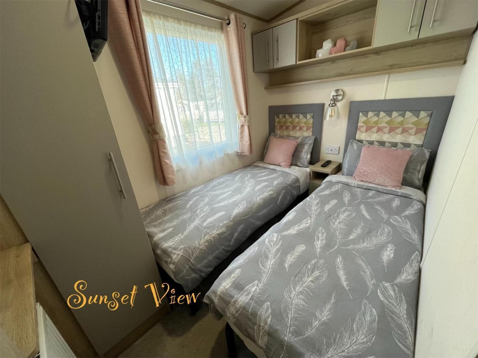 Tattershall Lakes Sunset View Caravan Lakeside, Hot Tub, Garden, Private Fishing Peg & Wifi Экстерьер фото