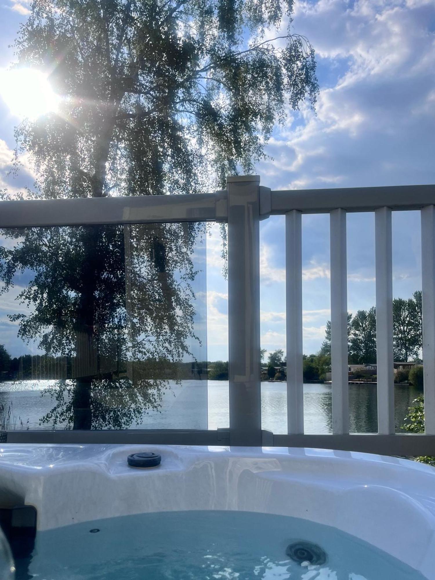 Tattershall Lakes Sunset View Caravan Lakeside, Hot Tub, Garden, Private Fishing Peg & Wifi Экстерьер фото