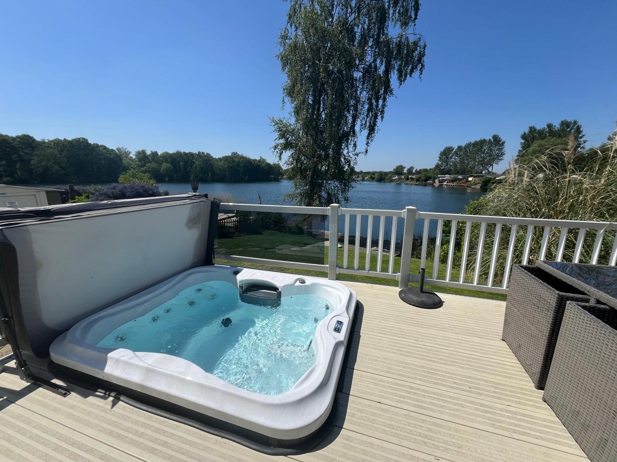 Tattershall Lakes Sunset View Caravan Lakeside, Hot Tub, Garden, Private Fishing Peg & Wifi Экстерьер фото